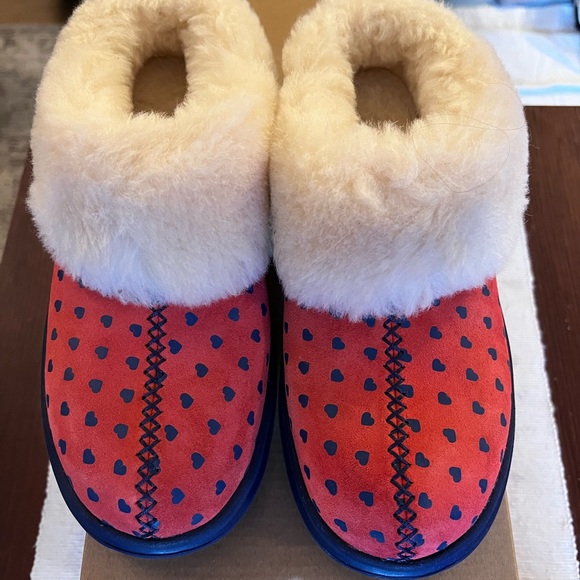 Ugg I heart dream slippers red with hearts brand new never worn - Picture 2 of 5